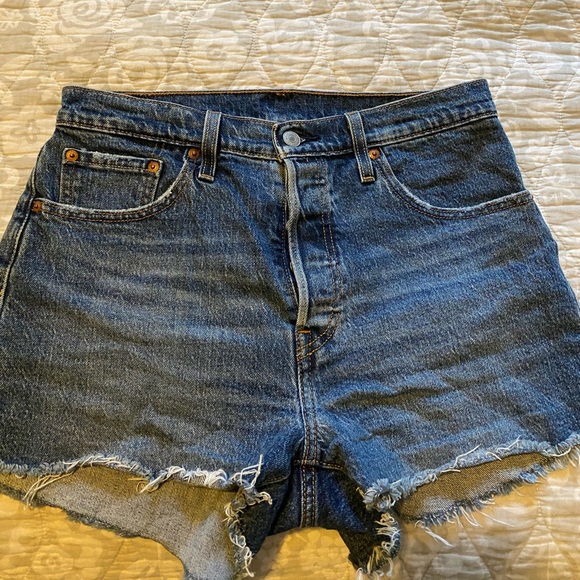 Levis 501 high waisted shorts. 29 - Picture 2 of 6